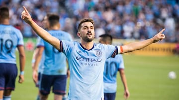 El 'Guaje' jugó llegó a la MLS en junio de 2014 y se convirtió en el primer fichaje de la historia del New York City F.C. Pero el equipo empezó a competir en la liga estadounidense hasta el siguiente año y fue él quien puso la asistencia del primer gol de la historia del equipo en la competencia.
Villa jugó durante cuatro temporadas en el club, jugó 124 partidos y anotó 80 goles.