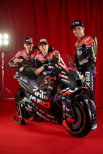 Los pilotos espa?oles ya conocen la nueva m芍quina de la casa italiana para el pr車ximo Mundial de MotoGP.