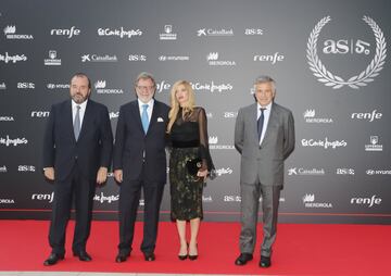 José Luis Sainz, Juan Luis Cebrián y su pareja y Juan Antonio Samaranch Junior.