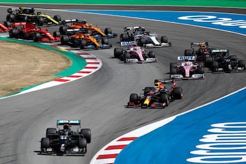Hamilton arras車 con un pilotaje divino, rodando vuelta a vuelta como si de una clasificaci車n se tratara. No tuvo rivales, aventaj車 en m芍s de medio minuto a Verstappen y en 44 segundos a Bottas, con el mismo Mercedes. Carlos Sainz, sexto, empez車 a recuperarse en casa de los infortunios previos. El GP de Espa?a celebr車 su 50? edici車n en Barcelona, pero a puerta cerrada.