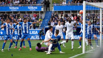 El árbitro Soto Grado anuló el gol de Asencio por falta de Rüdiger al portero del Alavés, Owono.