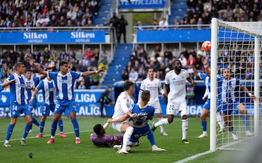 El árbitro Soto Grado anuló el gol de Asencio por falta de Rüdiger al portero del Alavés, Owono. 
