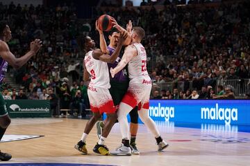 Djedovic con el balón rodeado por Badio y Geben,