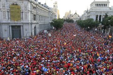 Tras las recepciones oficiales, los campeones se echaron a la calle. Les esperaba el fiel militarismo de una afición tan enloquecida como orgullosa que quería verlos y quererlos. Más de un millón de personas poblaron las calles de la capital y les acompañaron en su desfile victorioso.