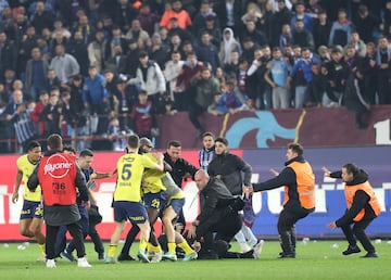 Numerosos ultras del Trabzonspor han agredido este domingo a los jugadores del Fenerbahçe tras perder su club en casa por 2-3. Tras pitarse el final del partido, los jugadores del Fenerbahçe intentaron celebrar la victoria sobre el césped, pero numerosos ultras del Trabzonspor irrumpieron en el campo agrediendo a los jugadores. Los futbolistas se defendieron, produciéndose una batalla campal de la que los jugadores fueron rescatados por las fuerzas de seguridad. 