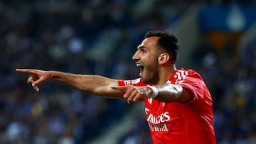 Pavlidis celebra el tercer gol al Oporto.