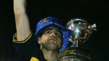 <b>FELIZ.</b> Riquelme, feliz, con la Copa de campéon de la Libertadores.