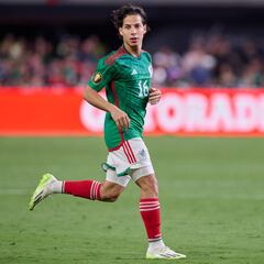 Diego Lainez encuentra en Javier Aguirre la formula para recuperar a la afición