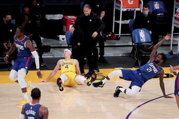 La NBA ha regresado y en su jornada inaugural programó uno de los mejores partidos posibles: Los Angeles Lakers-Los Angeles Clippers. Ganaron los segundos (109-116) y el duelo fue de alta tensión. En la imagen Tyronn Lue, entrenador de los Clippers, reacciona a un choque entre Alex Carusso y Patrick Beverley.