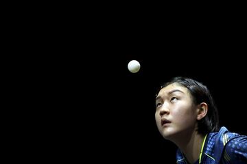 La china Chen Meng observa atentamente la bola, que parece controlar con la mirada, mientras sirve durante el partido que le enfrentó a su compatriota Wang Yidi en las semifinales de la Copa WTT de tenis de mesa. El torneo, que se disputó en el OCBC de Singapur, reunió a los mejores del mundo, tanto en categoría masculina como femenina.