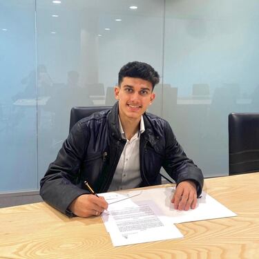 El hijo del malogrado exfutbolista de Sevilla y Real Madrid, entre otros, sube escalones a pares. Aunque tiene 14 años, juega contra chicos dos años mayores. Goleador impenitente, le dio al Madrid el triunfo en LaLiga Promises nada más llegar a Valdebebas con cuatro goles al Sevilla en la final. A principios de esta semana firmó un nuevo contrato.