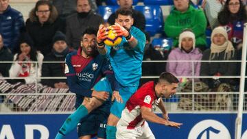 Iago Herrerín ante el Huesca.