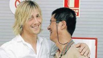<b>GUTI CELEBRÓ SU 30º CUMPLEAÑOS Y LE REGALARON UN PICACHU</b>. Guti cumplió ayer 30 años y, además de recibir la felicitación de compañeros y periodistas, hubo un reportero japonés de la revista Striker (Okano Terhuisa), que le quiso regalar un muñeco Picachu. Más en serio, Guti habló de Cassano: Tuvo un calentón y ahora está triste.