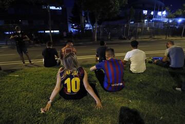 Los fans del Bar?a con camisetas del astro argentino y banderas se agrupan frente al Camp Nou. Estuvieron hasta la 1:00 AM (en la ciudad hay toque de queda por la covid-19).