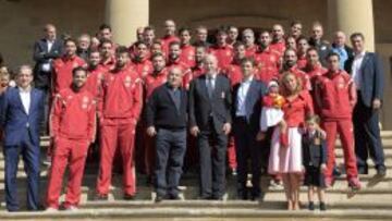 FOTO DE FAMILIA. La Selección posó junto a los empleados de la Bodega. Vicente del Bosque, Villar y Casillas firmaron en el libro de firmas. El almuerzo estuvo regado con Vivanco Viura Malvasía Tempranillo Blanco 2014, Vivanco Reserva 2008, Colección Vivanco 4 Varietales 2012 y Parcela de Maturana tinta 2012.