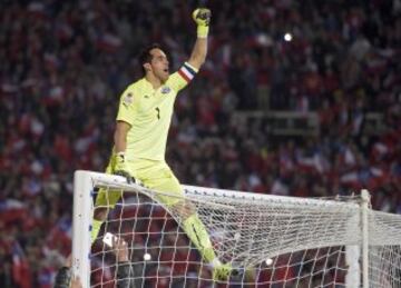 Claudio Bravo fue capitán de Chile en el primer título de su historia: la Copa América 2015. En la final atajó un penal en la definición ante Argentina.