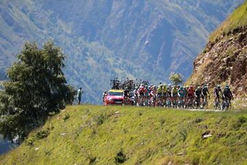 El pelotón del Tour de Francia 2016 completando la etapa entre Pau y Bagneres-de-Luchonn.