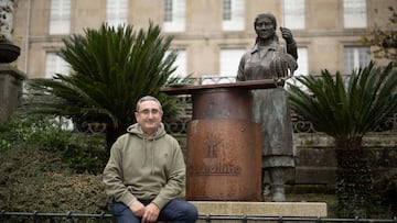 Argimiro Marnotes, presidente del Arenteiro, posa para AS junto al monumento a las pulpeiras de O Carballiño.