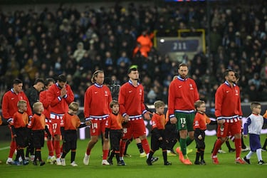 Los futbolistas del Atlético de Madrid salen a jugar al Estadio Jan Breydel en Brujas.