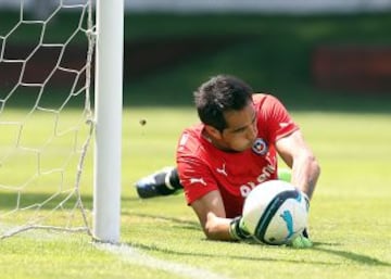 Claudio Bravo durante el entrenamiento dominical.