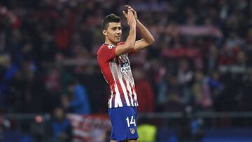 Rodrigo aplaude a la afición en Champions.