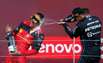 Lewis Hamilton y Carlos Sainz en el podio de Silverstone.