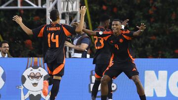 VALENCIA (VENEZUELA), 01/02/2025.- Alejandro Villarreal (d) de Colombia celebra un gol este sábado, en un partido del grupo B del Campeonato Sudamericano sub-20 entre las selecciones de Brasil y Colombia en el estadio Polideportivo Misael Delgado en Valencia (Venezuela). EFE/ Juan Carlos Hernández