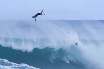 Como si del mismísimo Superman se tratase, el surfista estadounidense Torrey Meistervuela por encima de
las olas durante un ejercicio de entrenamiento para el próximo Vans Pipeline Masters 2023 en Backdoor Pipeline,
en la costa norte de Oahu (Hawai). Sin duda, el fotógrafo ha conseguido captar una bellísima imagen.