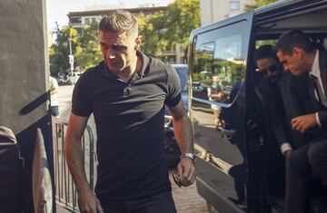 Joaqu¨ªn, su amigo, rival y capit¨¢n del Betis, acudi¨® a la capilla ardiente junto a la representaci¨®n del club verdiblanco.