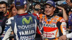 Marc Márquez felicita a Lorenzo.