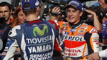 Marc Márquez felicita a Lorenzo.