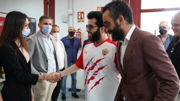 El jeque del Almería verá a su equipo en directo por primera vez