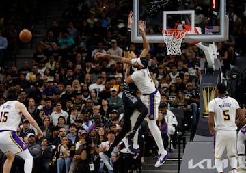 Davis and Wembanyama collided in the game between the Spurs and the Lakers.