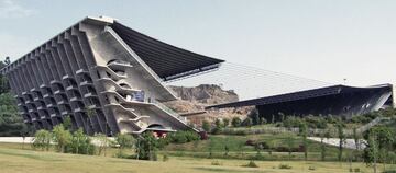 1 - El Estadio Municipal de Braga, en Portugal fue construido para la Eurocopa de 2004. Posiblemente el campo de f¨²tbol m¨¢s raro de Europa. Su aforo es aparentemente normal: 30.000 espectadores, pero la particularidad es que s¨®lo existen gradas laterales. En un fondo hay una vista panor¨¢mica de la ciudad y en otra una pared de la roca de la cantera.