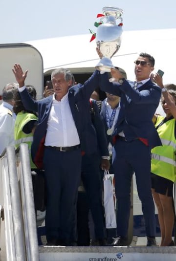 Fernando Santos y Cristiano Ronaldo levanta el trofeo de campeones a su llegada al aeropuerto.