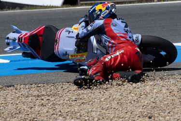 Caída de Morbidelli, Álex Márquez, Bezzecchi y Augusto Fernández durante el esprint.