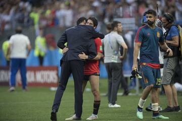 Hierro abraza a Isco. 