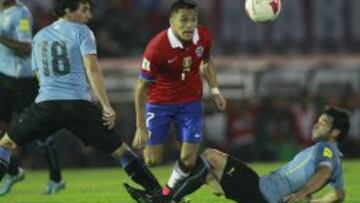 S&aacute;nchez en acci&oacute;n contra Uruguay.