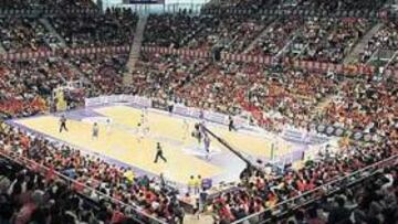 <b>MADRID ARENA, ABARROTADO. </b>En las taquillas del pabellón se colgó el cartel de 'No hay billetes'. 10.200 personas presenciaron en vivo el partido.