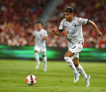 Luis Díaz jugó 30 minutos en la dura derrota ante el Manchester United. 