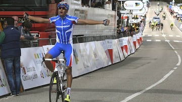 Alexander Evtushenko celebra su victoria en la primera etapa de La Vuelta Castilla y Le&oacute;n.
