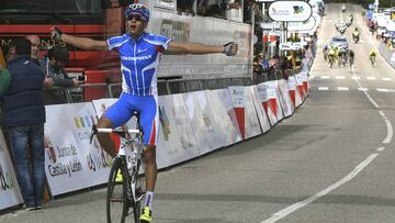 Alexander Evtushenko celebra su victoria en la primera etapa de La Vuelta Castilla y Le&oacute;n.