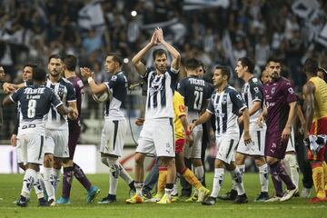 La otra correspondía al Monterrey. Y los Rayados no tuvieron problemas para despachar a Morelia 4-0 para sellar la primera final con Clásico Regio en la historia del fútbol mexicano. Rogelio Funes Mori, con un triplete, fue la gran figura en el ‘Coloso de Acero’, que verá su segunda final en dos años de existencia. El otro gol ‘rayado’ fue obra de Carlos Sánchez, vía penal. Antes de la debacle, Morelia pudo acercarse en el marcador global y prender fuego a la eliminatoria, pero Hugo González atajó el tiro penal de Raúl Ruidíaz.