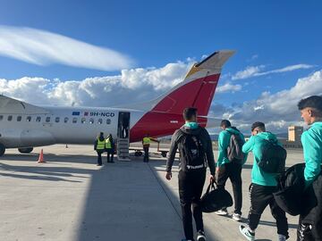 El Málaga tomando el avión camino de Melilla,