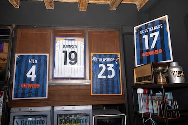 Pero pronto apunta a otra pared. Camisetas de la Atalanta y una decoración puramente bergamasca. Y una cocina de la que sale una pizza Napoli, con tomate, fior di latte (mozzarella) y anchoas. “¡Esa es la que suele pedir!”, exclama. Y Paolo, también presente, asiente, al tiempo que nos pone tras la pista de Andrea Mastrovito: “Es una de las grandes promesas del arte en Europa. Pronto será reconocido a nivel mundial. Y también tiene una gran amistad con Gasperini.