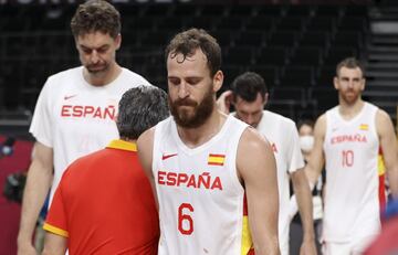 La Selecci車n viaj車 a Jap車n como flamante campe車n del Mundo y un fichaje de 迆ltima hora: Pau Gasol. El ala-p赤vot quer赤a alcanzar la cita Ol赤mpica, la quinta en su carrera, y luch車 para estar tras superar su horrible lesi車n en el pie de marzo de 2019. Iba a ser, adem芍s, su 迆ltima participaci車n con Espa?a. Al igual que la de su hermano Marc Gasol y la de Sergio Rodr赤guez. Tres leyendas del baloncesto nacional. Tres ejes sobre los que se cre車 la mejor Selecci車n de siempre en nuestro pa赤s.
El adi車s no fue el mejor: la derrota contra Eslovenia, les condujo a un cruce en cuartos contra Estados Unidos, el gran ogro. El rival al que plantaron cara en las finales de Pek赤n 2008 y de Londres 2012. Dos de los mejores partidos en los Juegos que acabaron con dos platas para Espa?a. En Tokio, el resultado fue similar: derrota.