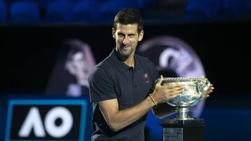 Novak Djokovic sostiene el trofeo del Open de Australia.