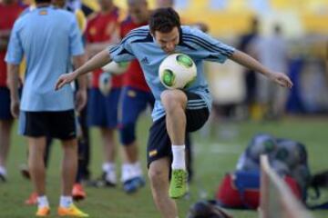 Juan Mata se divierte con el balón.