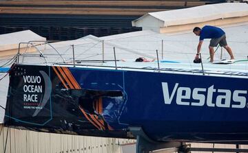 El Vestas, a su llegada a Hong Kong con el casco visiblemente dañado.