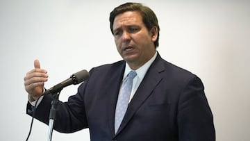 ARCHIVO - En esta fotograf&iacute;a de archivo del lunes 31 de agosto de 2020, el gobernador de Florida, Ron DeSantis, habla durante una conferencia de prensa en el Instituto del Coraz&oacute;n y la Facultad de Medicina Morsani de la Universidad del Sur de Florida en Tampa, Florida.